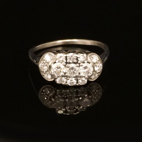 A 18kt whitegold ring with 15 diamonds of circa 0,97ct. Ringsize: 58