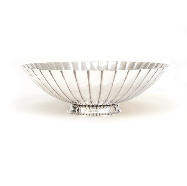 Siegvard Bernadotte for Georg Jensen: A sterlingsilver bowl. H: 7,2cm. D: 
22,5cm. W: 478gr