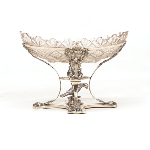 A mid 19th century silver sugarbowl made by Wolfgang Pedersen, Haderslev, 
Denmark, 1825-51.
H: 14cm. L: 21,5cm