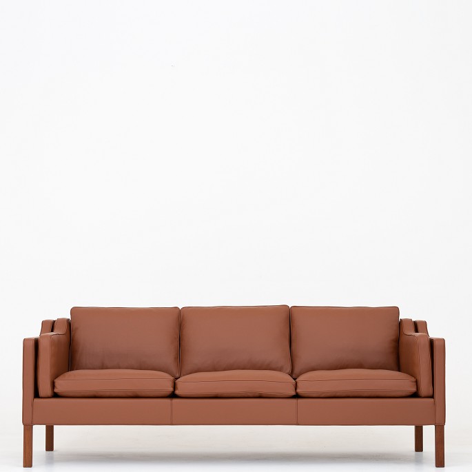 Børge Mogensen / Fredericia Furniture
BM 2213 - Reupholstered 3-seater sofa in Savanne Cognac leather. KLASSIK offers 
upholstery of the sofa in fabric or leather of your choice.
Availability: 6-8 weeks
Renovated
