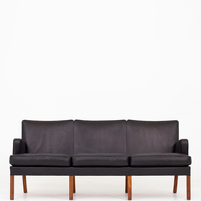 Kaare Klint / Rud. Rasmussen Snedkerier
KK 5313 - 3-seater sofa in black Niger leather and legs in mahogany.
1 pc. in stock
Good condition

