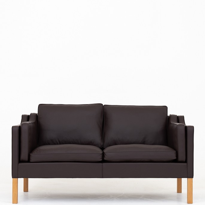 Børge Mogensen / Fredericia Furniture
BM 2212 - Reupholstered 2-seater sofa in Savanne Coffe leather w. legs of oak.
1 pc. in stock
Renovated
