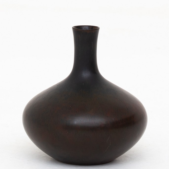 Carl-Harry Stålhane / Rörstrand
Vase i stentøj med brun harepelsglasur. Signeret.
1 stk. på lager
Original stand
