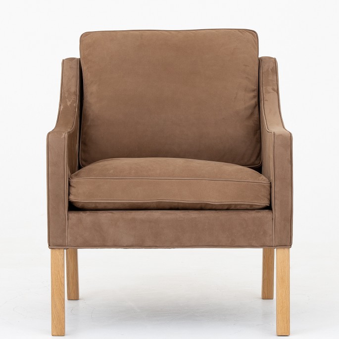 Børge Mogensen / Fredericia Furniture
BM 2207 - Nybetrukket lænestol i Nubuck Velvet-læder (Clay 503) på ben af 
egetræ. KLASSIK tilbyder polstring af lænestolen med stof eller læder efter eget 
valg.
BM 2207-stolen (1963) er en stilfuld lænestol med fokus på komforten. Stolen 
fås i flere varianter.
Leveringstid: 6-8 uger
Ny-restaureret
