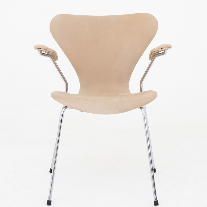 Arne Jacobsen / Fritz Hansen
AJ 3207 - Nybetrukket armstol i Royal Nubuck-læder (Ecru) på stel af stål. 
KLASSIK tilbyder polstring af stolen med stof eller læder efter eget valg.
Syveren (1955) er blevet et ikon for stilfuldt, dansk design verden over. Den 
er lavet af formspændt træ med ben af rustfrit stål.
Leveringstid: 6-8 uger
Ny-restaureret
