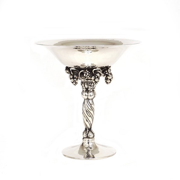 A Georg Jensen sterlingsilver grape tazza from the period 1925-32. #263B. H: 
19cm. W: 520gr