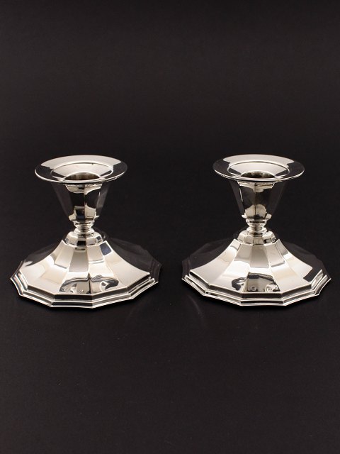 A pair of three-towered silver candlesticks H. 8.5 cm.