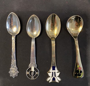 Christmas spoons 1910, 1936, 1991 and year spoon 1995
Christmas spoons A. Michelsen, year spoon Georg Jensen
Christmas spoon 1910 and 1936 830 S, christmas spoon 1995 and year spoon 925 S
Christmas spoon 1910 with small inscription DKK 1900, Christmas spoon 1936 DKK 
950, Christmas spoon 1995 with inscription DKK 850, year spoon DKK 750
Julestjernen N.C. Dyrlund, julelys Arno Malinowski, Nordlys lLin Utzon, solbær 
Annelise Bjørner
