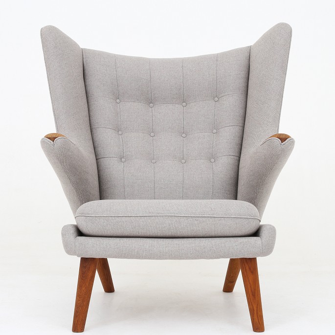 Hans. J. Wegner / AP Stolen
AP 19 - Nybetrukket Bamsestol i lysegråt tekstil (Sunniva 3, farve 717 fra 
Kvadrat).
Vidste du, at Bamsestolen (1951) fik sit navn, da en journalist beskrev stolen 
som en bamse, der omfavnede den siddende? Stolen fås i flere varianter.
Leveringstid: 6-8 uger
Ny-restaureret
