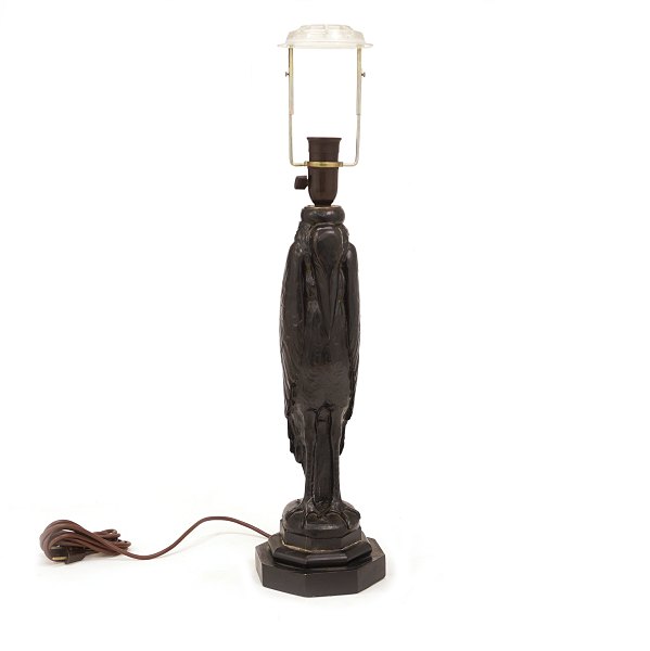 Bordlampe i form af malibu stork skåret i træ. Danmark ca. år 1920. H: 68cm