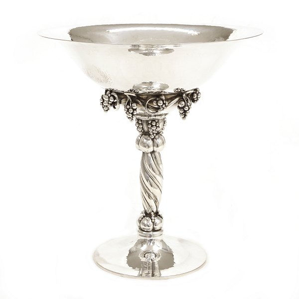 A large Georg Jensen grape tazza, sterlingsilver. Designed by Georg Jensen 1918. 
#264A. H: 27,4cm. W: 1.380gr