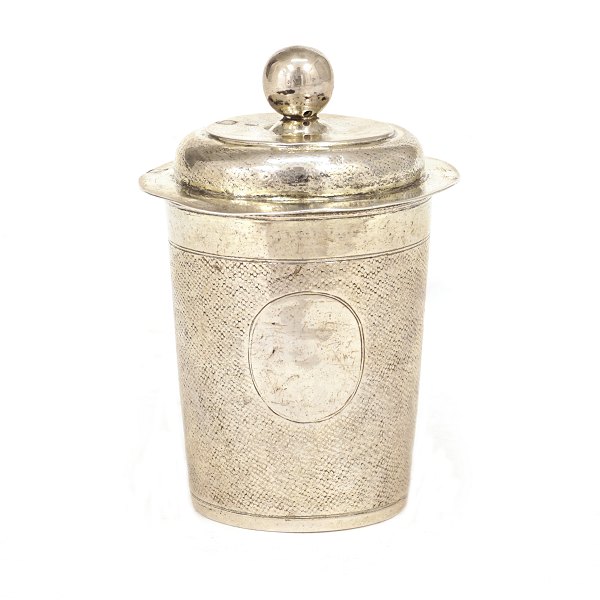 A late 17th century partly gilt lidded silver cup by Didrich Schilling, 
Copenhagen, 1680-95. Dated 1693. H: 10cm. W: 108gr