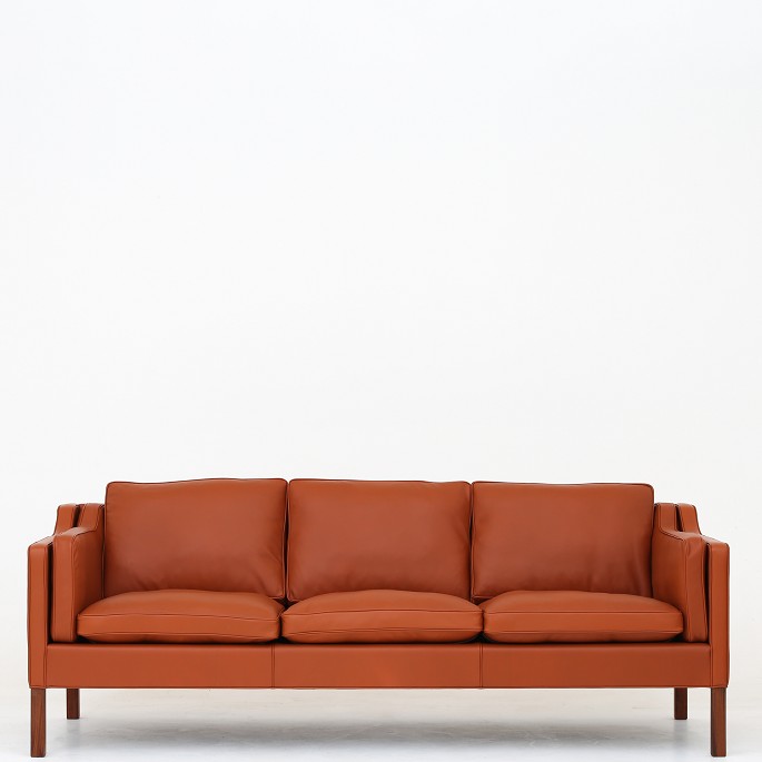 Børge Mogensen / Fredericia Furniture
BM 2213 - Nybetrukket 3 pers. sofa i Passion-læder (farve: Burn, 33508) med 
mørke ben.
Vidste du, at BM 2213-sofaen (1962) blev tegnet til arkitektens eget hjem? 
Sofaen fås i flere varianter.
Leveringstid: 6-8 uger
Ny-restaureret
