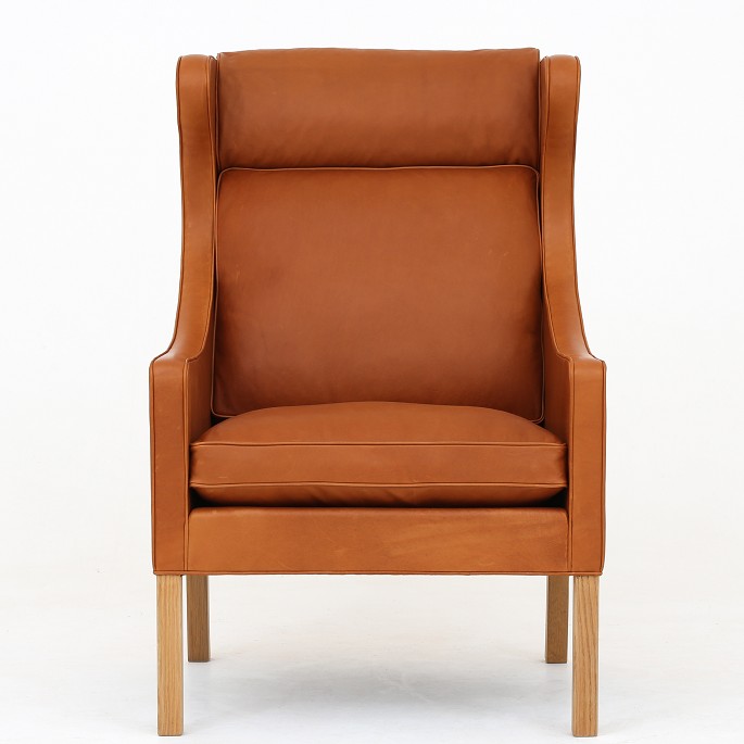 Børge Mogensen / Fredericia Furniture
BM 2204 - Nybetrukket Øreklapstol i Klassik Cognac-læder med ben i eg.
Øreklapstolen (1963) omslutter den siddende med fokus på komforten. Stolen fås 
i flere varianter.
Leveringstid: 6-8 uger
Ny-restaureret
