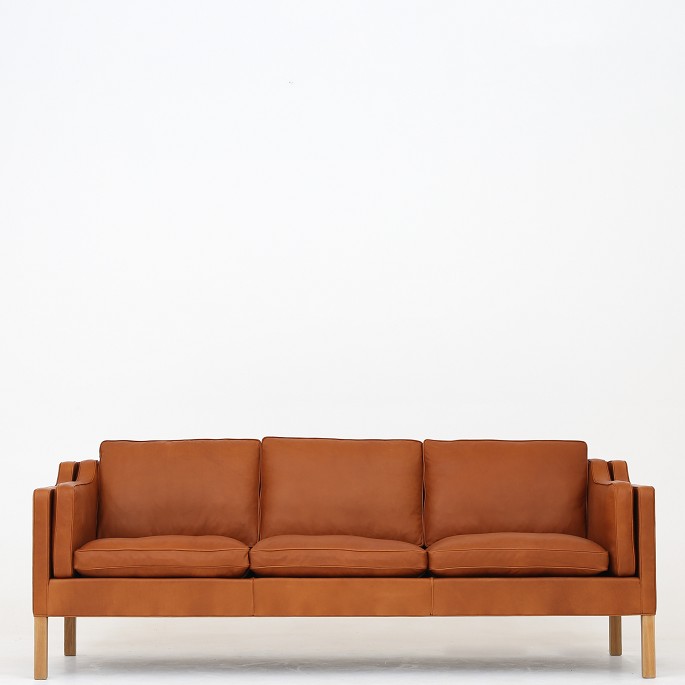 Børge Mogensen / Fredericia Furniture
BM 2213 - Reupholstered 3-seater sofa in Klassik Cognac aniline leather with 
legs in oak.
Availability: 6-8 weeks
Renovated
