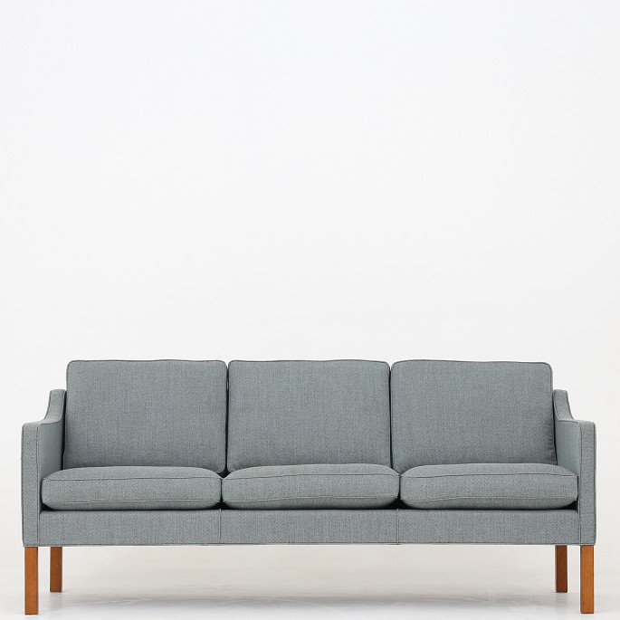 Børge Mogensen / Fredericia Furniture
BM 2323 - Nybetrukket 3-pers. sofa i nyt tekstil (Re-Wool) m. ben af teak.
BM 2323-sofaen (1963) er en stilfuld sofa med fokus på komforten. Sofaen fås i 
flere varianter.
Leveringstid: 6-8 uger
Ny-restaureret
