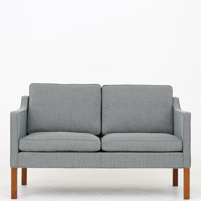 BM 2322 - Nybetrukket 2-pers. sofa i nyt tekstil (Re-Wool m. ben af teak.
BM 2322-sofaen (1963) er en stilfuld sofa med fokus på komforten. Sofaen fås i 
flere varianter.
Leveringstid: 6-8 uger
Ny-restaureret
