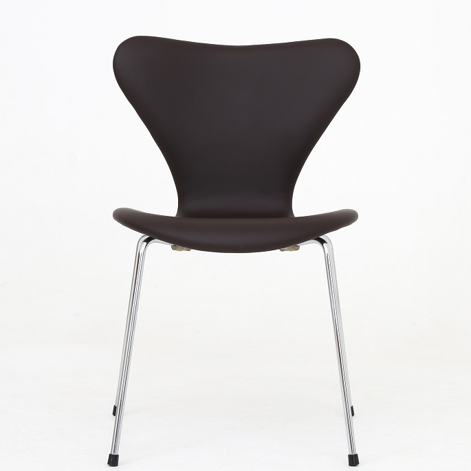 Arne Jacobsen / Fritz Hansen
AJ 3107 - Nybetrukket "Syver"-stol i brun Savanne-læder (farve: Coffee) og ben 
i stål. KLASSIK tilbyder polstring af stolen med stof eller læder efter eget 
valg.
Syveren (1955) er blevet et ikon for stilfuldt, dansk design verden over. Den 
er lavet af formspændt træ med ben af rustfrit stål.
Leveringstid: 6-8 uger
Ny-restaureret
