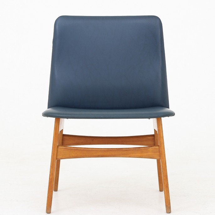Børge Mogensen / Fredericia Furniture
BM 230 - Easy chair with frame of oak and seat and back upholstered with blue 
leather. Designed in 1954.
3 pcs. på lager
Good condition
