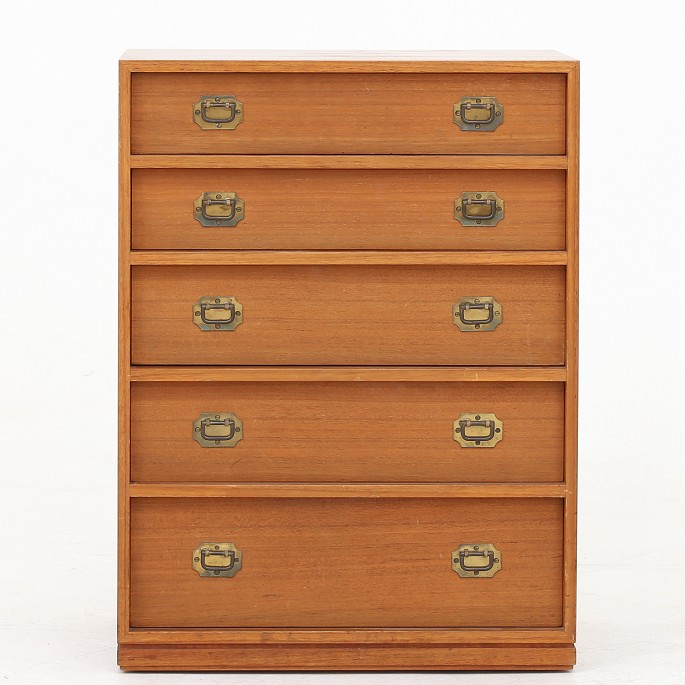 Henning Korch / Silkeborg Møbelfabrik
Small teak chest of drawers with 5 drawers and brass handles. A few 
discolorations on the top.
1 pc. in stock
Used condition w. few damages

