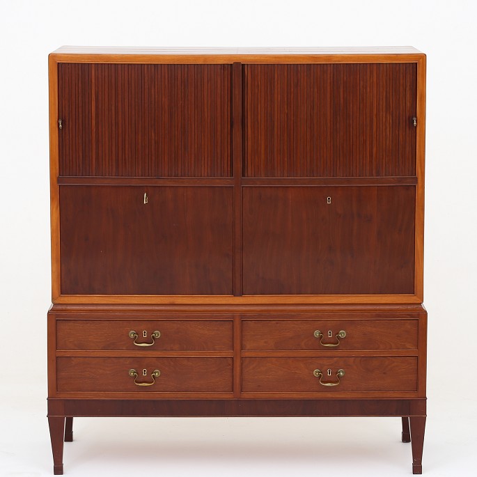 Frits Henningsen / Frits Henningsen
Cabinet in Cubamahogni with blind doors and drawers.
1 pc. in stock
Original condition

