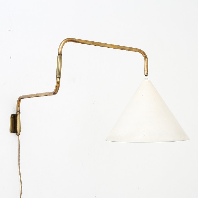 Unknown / Unknown
Brass wall lamp. With adjustable arm and screen of white lacquered metal.
1 pc. in stock
Original condition
