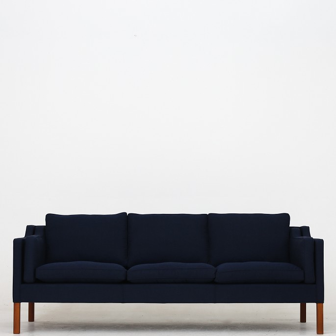 Børge Mogensen / Fredericia Furniture
BM 2213 - Reupholstered 3-seater sofa in dark blue Canvas 2 (color code: 0794) 
and legs in walnut.
Availability: 6-8 weeks
Renovated
