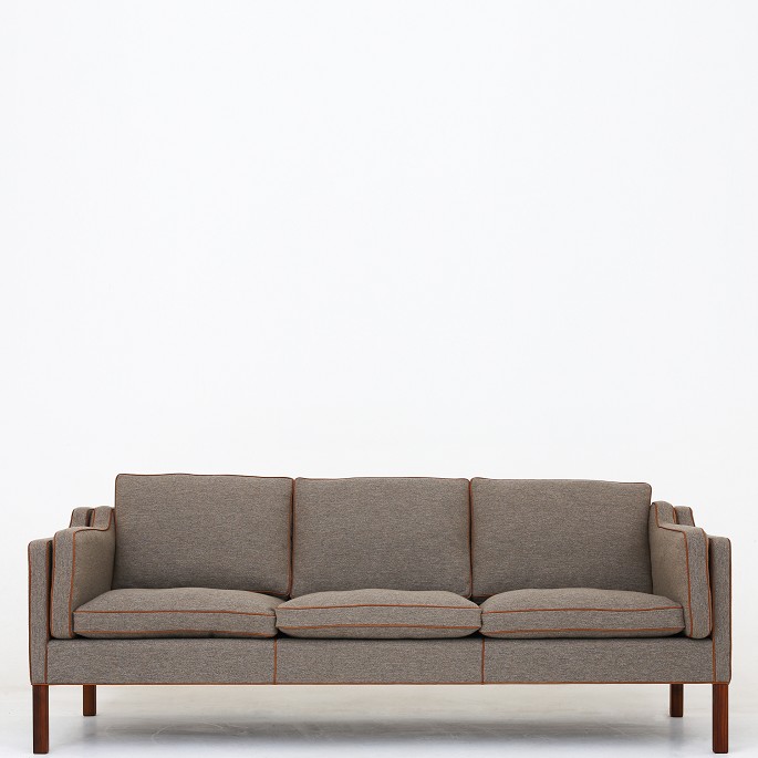 Børge Mogensen / Fredericia Furniture
BM 2213 - 3-seater sofa in new textile (Hallingdal 65, colour code 227) with 
piping in aniline leather (Klassik Cognac). KLASSIK offers the sofa in textile 
and leather of your choice. Please contact us for more information.
Availability: 6-8 weeks
Renovated

