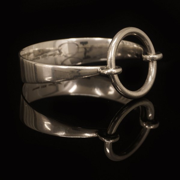 Hans Hansen armring. Hans Hansen oval oplukkelig armbøjle i sterlingsølv. Indv. 
mål: Ca. 5,4x5,9cm