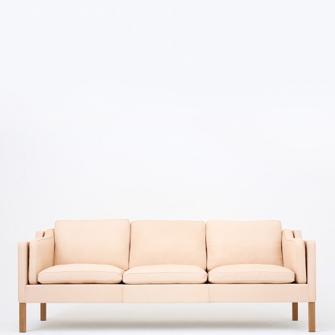 Børge Mogensen
BM 2213 - Reupholstered 3-seater sofa in natural leather. KLASSIK offers the 
sofa in textile and leather of your choice. Please contact us for more 
information.
Availability: 6-8 weeks
Renovated
