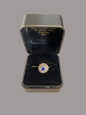 Ring, hvidguld, safir, små diamanter
Kvittering fra Walter-Rasmussen
Hvidguld 18 karat, safir, 28 diamanter, 0.25 carat
god stand
