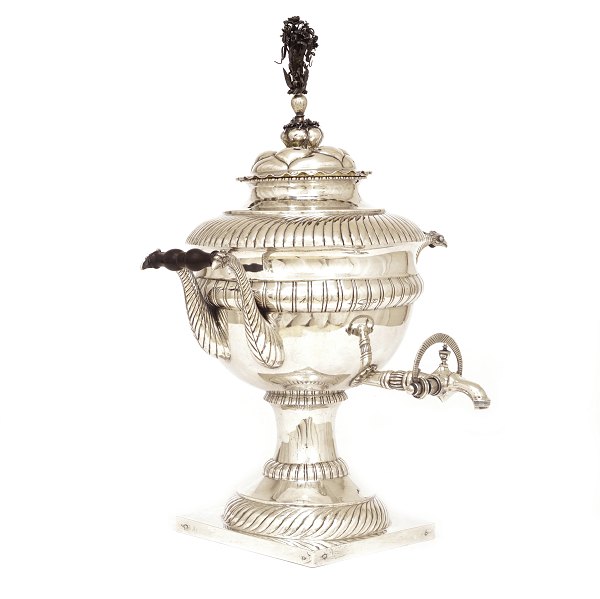 Grosse empire Teemaschine aus Silber. Kopenhagen 1822. Undeutliche Meistermarke. 
H: 42cm. G: 1.544gr