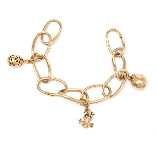 Ole Lynggaard Love armlænke i 18kt guld med tre charms, hvoraf to prydet med 
diamanter. Stemplet Ole Lynggaard 18kt. Flot stand. Led: 26x14mm. Armlænke med 
ni led L: 18cm. V: 59,7gr