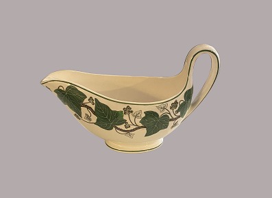 Sovsekande, Napoleon Ivy
Wedgwood
L: 19 cm, B: 7 cm, 9,5 cm
God stand
