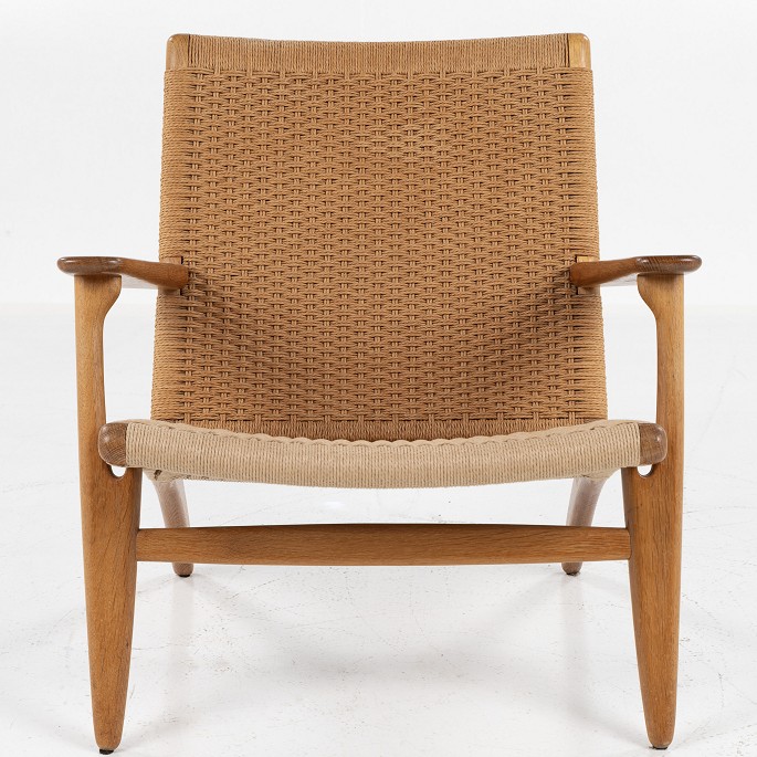 Hans J. Wegner / Carl Hansen & Søn
CH 25 - Armchair in patinated oak with new wicker on the seat and original 
wicker in the back. Designed in 1950.
1 pc. in stock
Good condition

