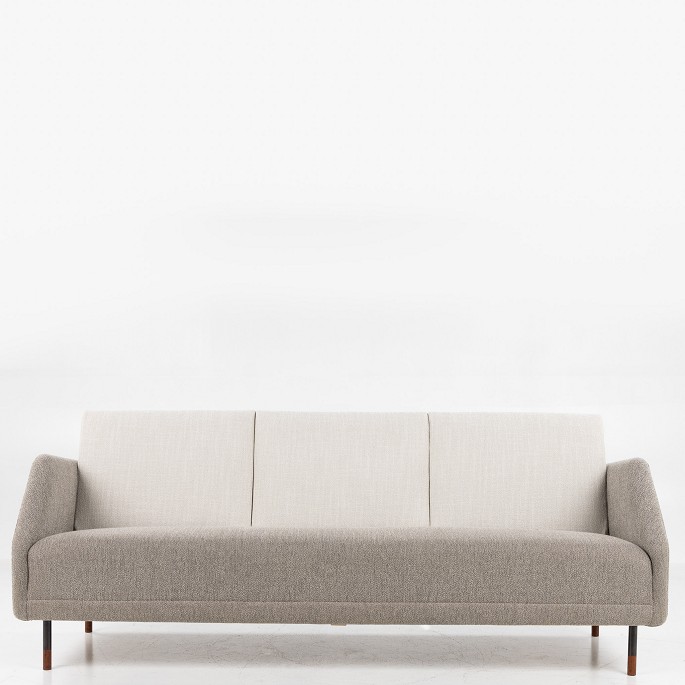 Finn Juhl / Bovirke
BO 77 - Nybetrukket 3 pers. sofa i gråt tekstil (Ecriture fra Kvadrat, farver 
270/210) m. stel i oxideret stål og sko af teak. Formgivet i 1953.
1 stk. på lager
Nypolstret
