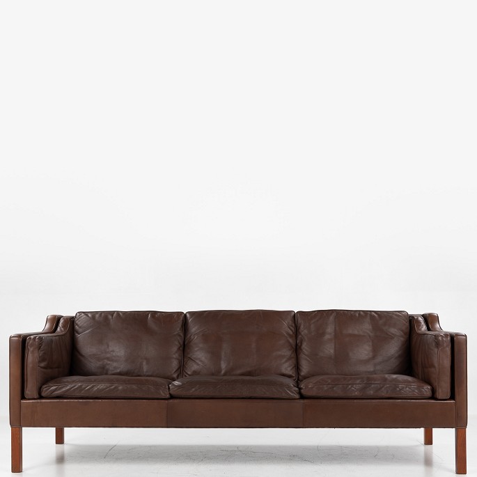 Børge Mogensen / Fredericia Furniture
BM 2213 - 3 pers. sofa i originalt mørkebrunt anilinlæder med ben i teak. 
Formgivet i 1962.
1 stk. på lager
Pæn, brugt stand
