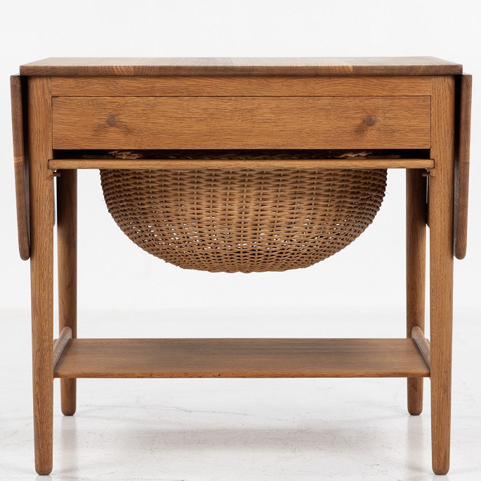 Hans J. Wegner / Andreas Tuck
AT 33 - Sewing table in solid oak with top in teak. Two flaps adds an extra 57 
cm in total. Stamped from production.
1 pc. in stock
Good condition
