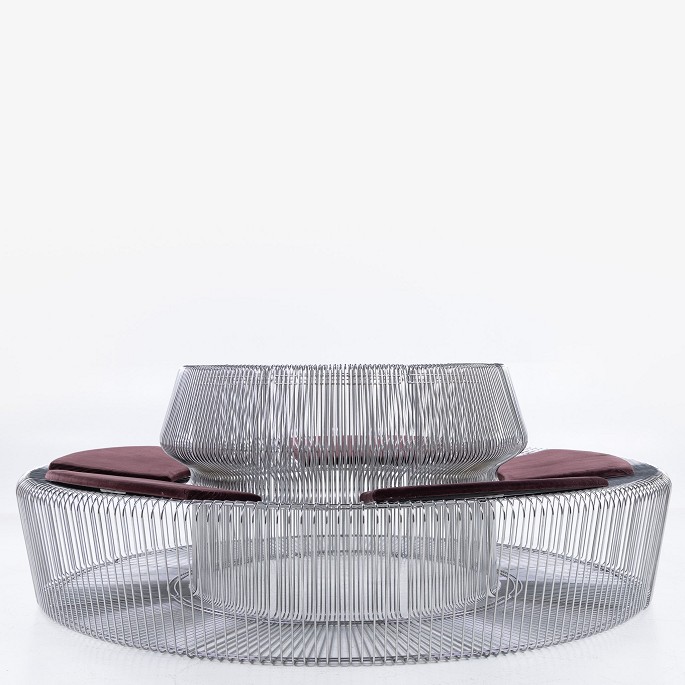 Verner Panton / Montana
Pantonova Concave sofa i forkromet stålwire bestående af 8 sammensatte moduler 
og 5 siddehynder i bordeaux velour. Designet blev udviklet af Verner Panton i 
1971.
1 sæt på lager
