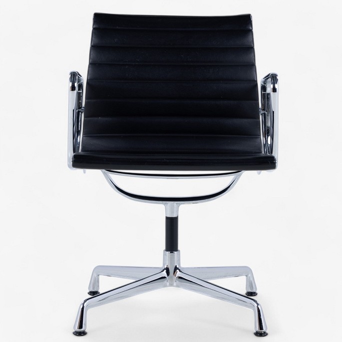 Ray & Charles Eames / Vitra.
EA 107 - Kontorstol i sort læder og stel i stål.
1 stk. på lager
