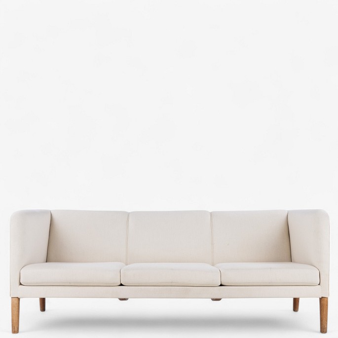 Hans J. Wegner / AP Stolen.
AP 18S - 3 pers. sofa i lys uld med ben i egetræ.
1 stk. på lager
