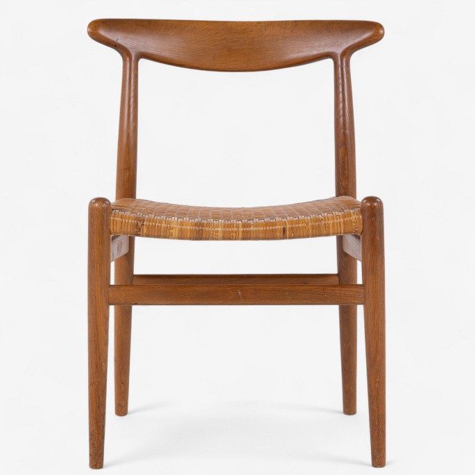 Hans J. Wegner / C. M. Madsen.
W2 - Spisestol i patineret eg med sæde i sjeneflet. Stemplet fra producent. 
Dette er modelfotos, kontakt os venligst for nøjagtige billeder af dette 
produkt.
10 stk. på lager
