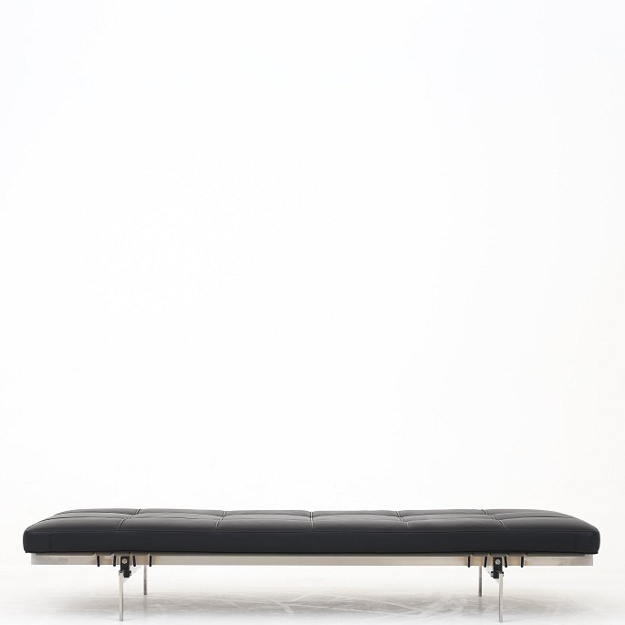 Poul Kjærholm / Fritz Hansen.
PK 80 - Daybed i stål og sort læder. Dette er modelfotos, kontakt os venligst 
for nøjagtige billeder af dette produkt.
1 stk. på lager
