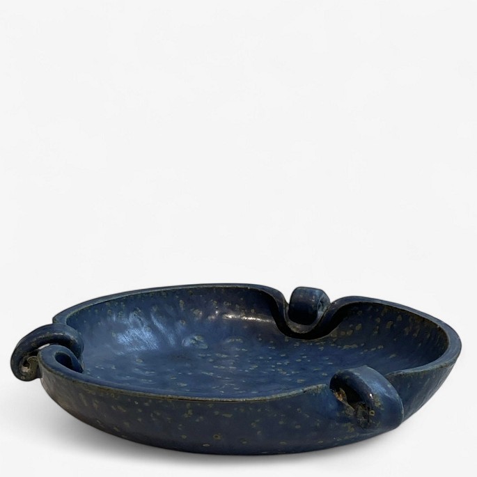 Arne Bang / Holmegaard Stentøj.
Organisk formet fad i stentøj med blå glasur (model 206). Signeret.
1 stk. på lager
