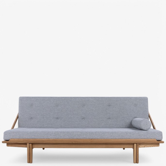 Poul Volther / Klassik Studio.
Volther Daybed med stel i olieret egetræ med hynde i tekstil - Hallingdal 65 
(farve: 116).
Leveringstid: 6-8 uger
