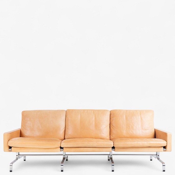 Poul Kjærholm / E. Kold Christensen.
PK 31/3 - 3-seater sofa in patinated light natural leather with a chrome-plated 
steel frame. Designed in 1958.
1 pc. in stock
