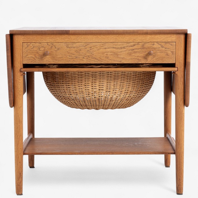 Hans J. Wegner / Andreas Tuck.
AT 33 - Sewing table in oak with two flaps, drawer and wicker basket.
1 pc. in stock
