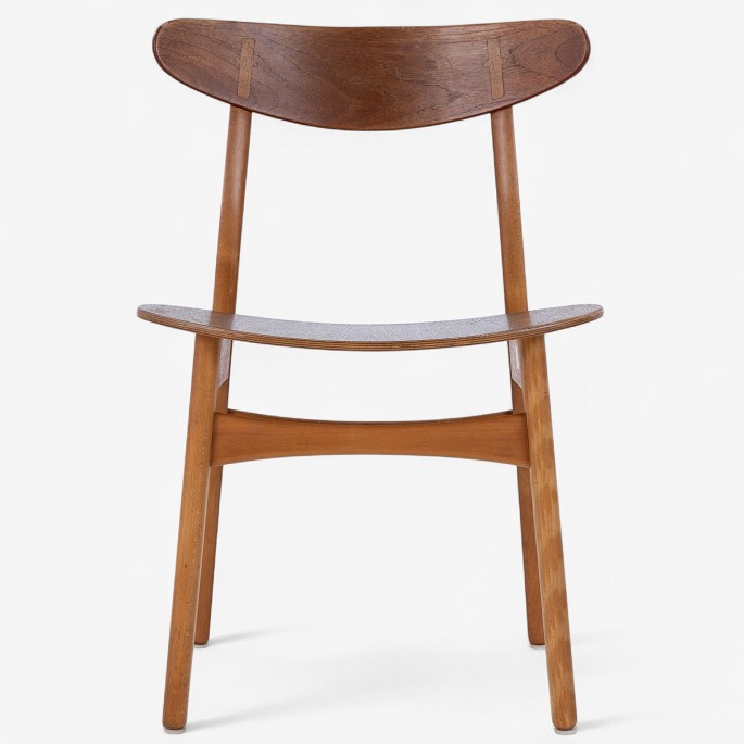Hans J. Wegner / Carl Hansen & Son.
CH 30 - Dining chair with frame in patinated beech and headboard in teak.
1 pc. in stock
