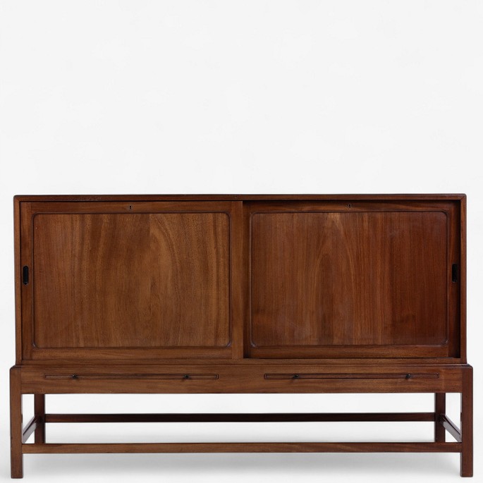 Kaare Klint / Rud. Rasmussen Snedkerier
Sideboard in Cuban mahogany with two sliding doors, pull-out panels and brass 
handles (model 4122). Designed in 1930.
1 pc. in stock
