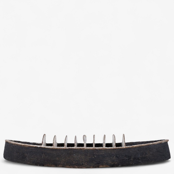 Gunhild Aaberg / Eget værksted.
Bådformet skulptur i stentøj med brunsort og gråhvid glasur. Unik.
1 stk. på lager
